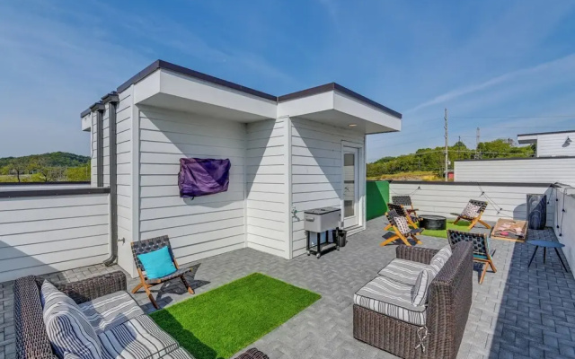 Nashville Townhome w/ Rooftop Balcony & Game Room!