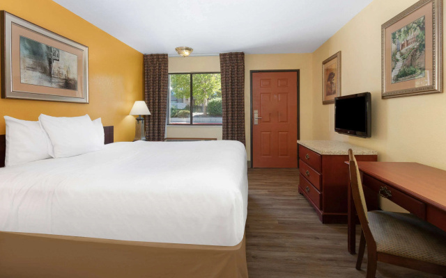 Travelodge by Wyndham Albuquerque East