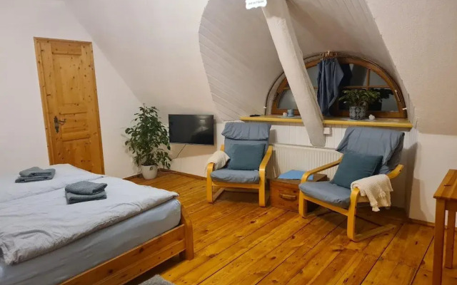 Retreat With Garden & Family Amenities