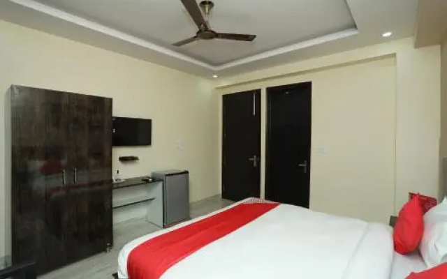 OYO 28445 Hotel Bhavini