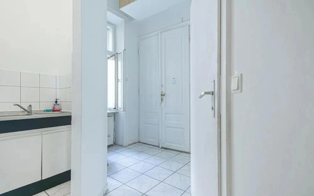 Simple 2BR Apt near Belvedere Palace