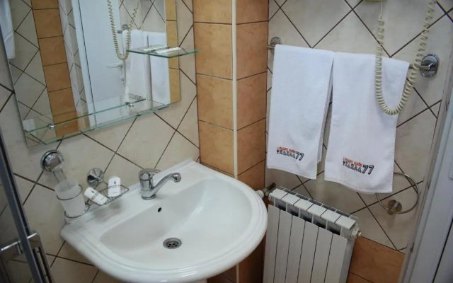 Radio Cafe Kanal 77 Hotel