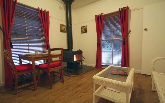 Tudor Cottages Mt Dandenong
