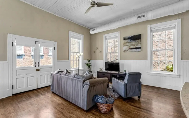 Downtown Delight - Private Balcony - Downtown Condo