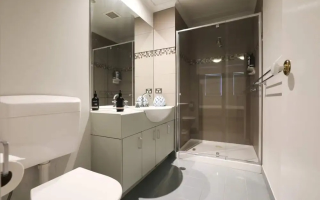 Extra Large 2 Bedroom Apartment in Melbournes Southbank