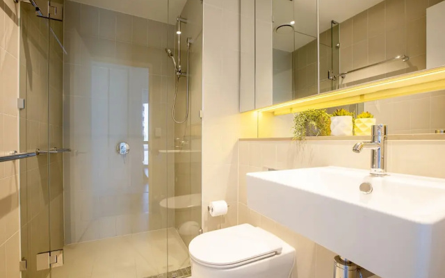 Docklands high level 1 Bedroom Apartment with pool by KozyGuru