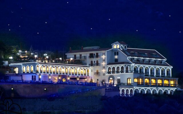Hotel La Canonica Леттере вид на фасад