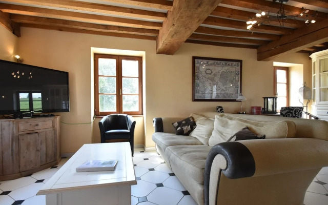 Vintage Farmhouse in Vinzelles with Pool