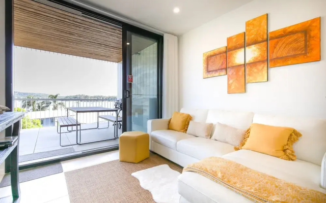 Glorious 2-bed With Waterside Balcony Views
