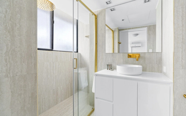 Bright Inner-city Stay Near Roma Street