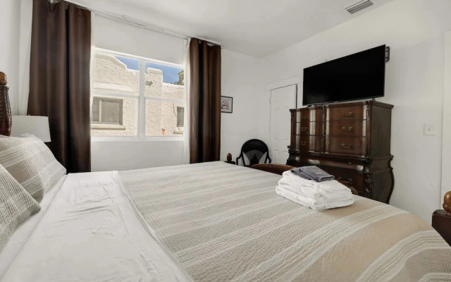 Artful King Room With Free Parking