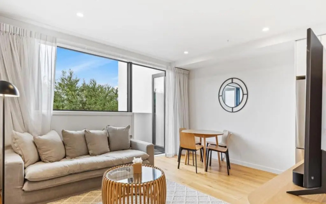 Convenient Modern 2-Bedroom Unit with Free Parking