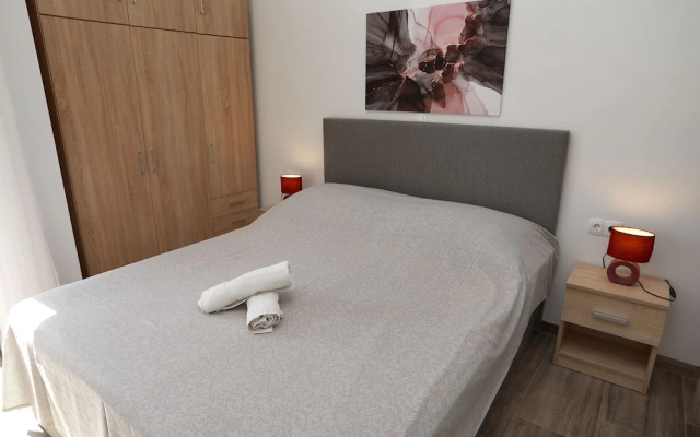 Immaculate 2-bed Apartment in Okrug Gornji
