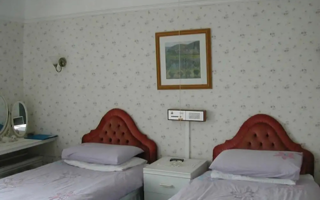 Neuadd Arms Hotel