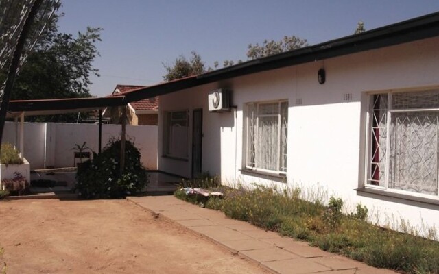 Отель Brackendene Lodge Guesthouse Extension 12 Габороне вид на фасад