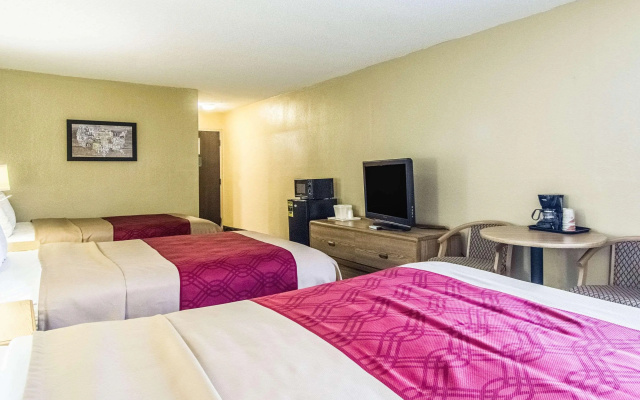 Econo Lodge Darien