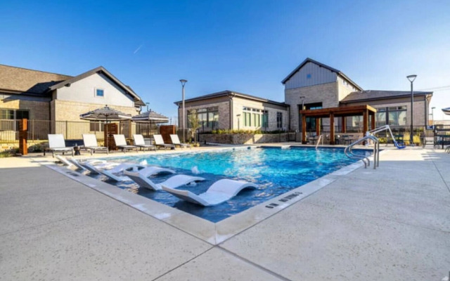 Stunning 1BR Getaway w/ Gym, Washer/dryer + Pool