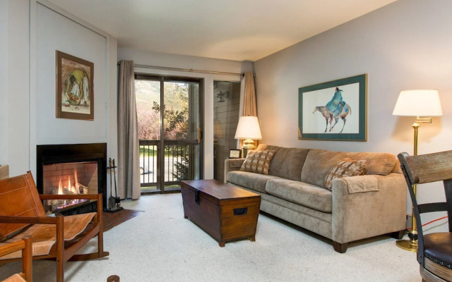 Classic 1BR Mountain Condo by RedAwning