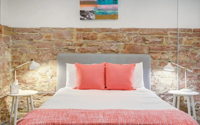 Stunning Modern Home, Prime Location Sleeps 15