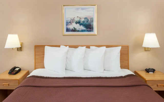 Days Inn - Charleston