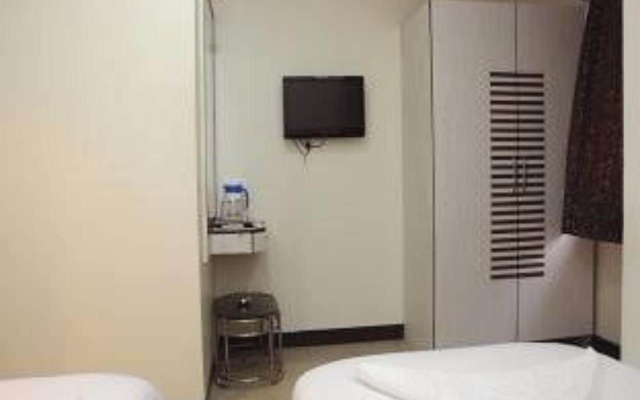 OYO 424 Hotel Apple Suites