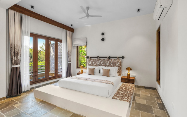 Still River Suites with Heated Pool, Jacuzzi by ELIVAAS