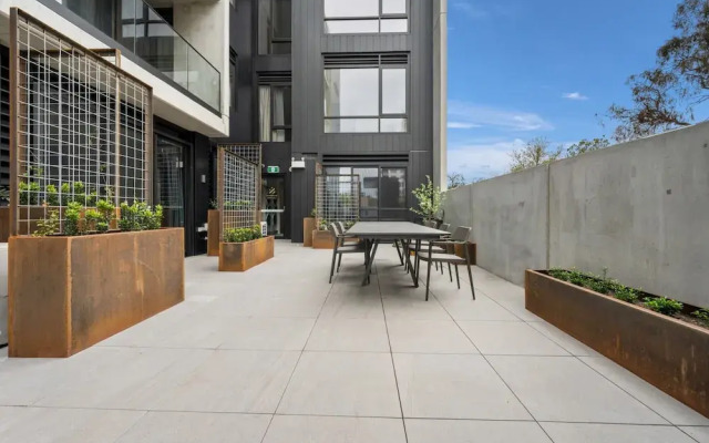High-end 1-bed Pad in Braddon With Outdoor Dining