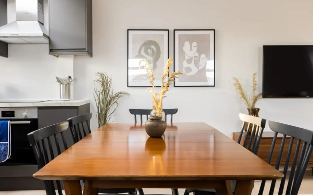 The Margravine Maisonette - Modern & Bright 2BDR Flat
