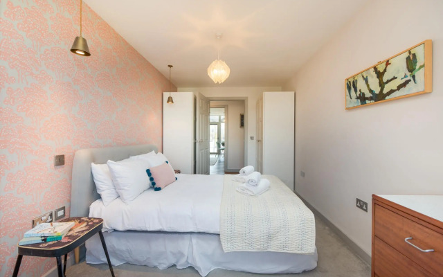 Spacious Fulham Apartment Close to the River by Underthedoormat