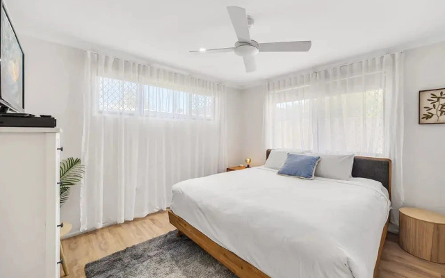 Family Home Near Cafes and Surf Beaches