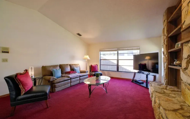 Relaxing Tampa Abode w/ Screened Lanai & Pool