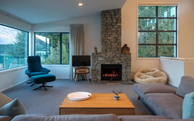 Lakefront Living - Exquisite Views - 4 Bedrooms