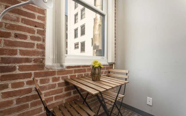 One Bed Loft Apartment with great wifi!