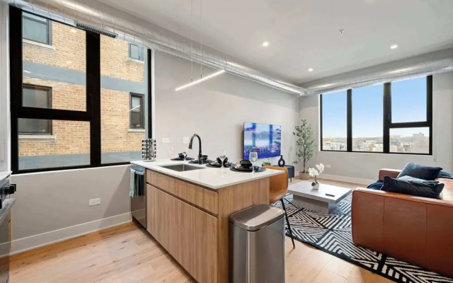 Edgewater Gem Stylish 2BR Apartment Near Lake