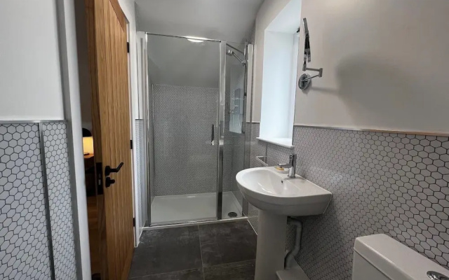 Cozy Studio Attic Retreat in Bettws Newydd