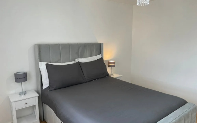 New! 4 Bedroom London House With Garden and Lawn