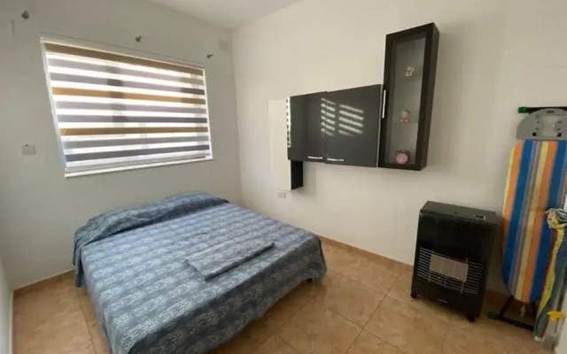 May Flower: Modern Flat close to Airport/Bus Stops