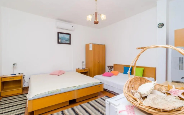 Apartments Villa Molunat 1