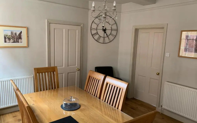7 Precentor's Court