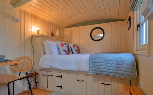 Shepherd's Hut Near Cotswolds & Sky Dive Fun
