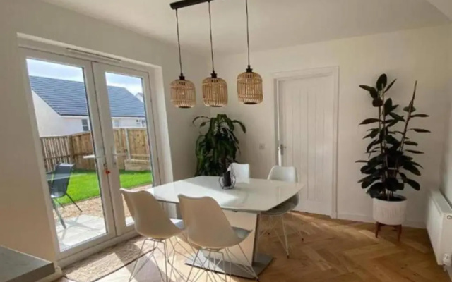 Beautiful 4 Bedroom 3 Beds House in Glasgow