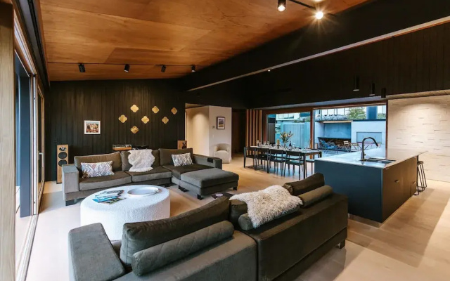 The Brick House - Lake Views - Sleeps 10