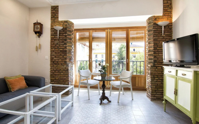 Bright & Elegant City Centre 3 BR Apart