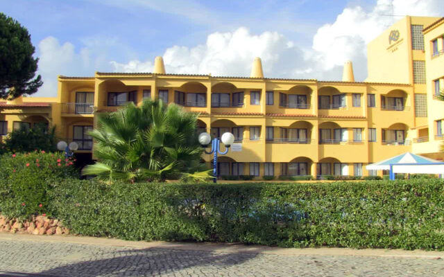 Отель Apartamentos Rio Португалия, Виламура - отзывы, цены и фото номеров - забронировать отель Apartamentos Rio онлайн вид на фасад