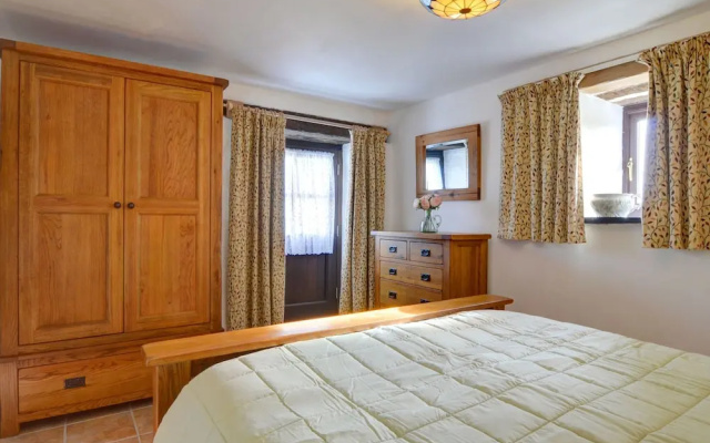 Picturesque Holiday Home in Bwlch-y-groes With Garden