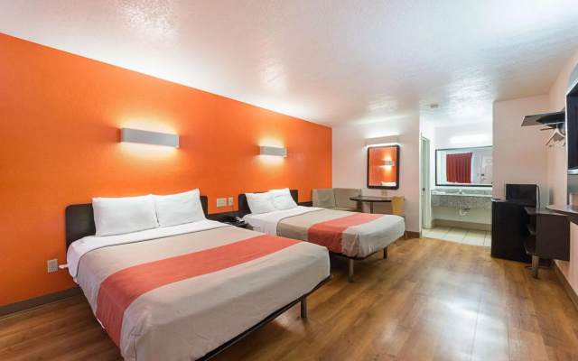 Motel 6 San Antonio, TX - Fiesta Trails