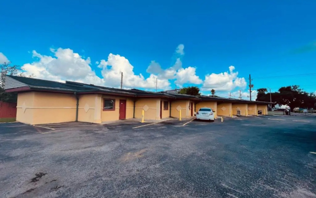 Royal Palms Motel & RV Park