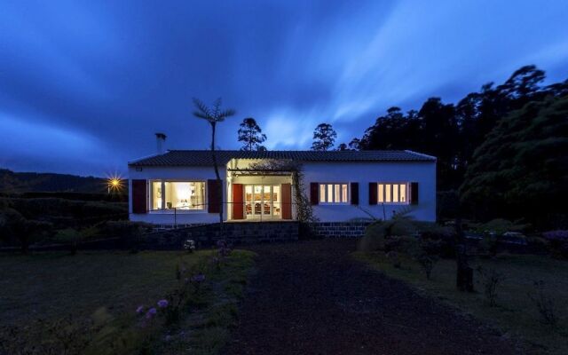 Отель Sete Cidades Lake Lodge Португалия, Понта-Делгада - отзывы, цены и фото номеров - забронировать отель Sete Cidades Lake Lodge онлайн вид на фасад