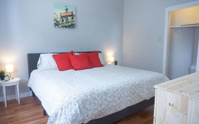 2BR Condo in Heart of Uptown Coffee Wifi