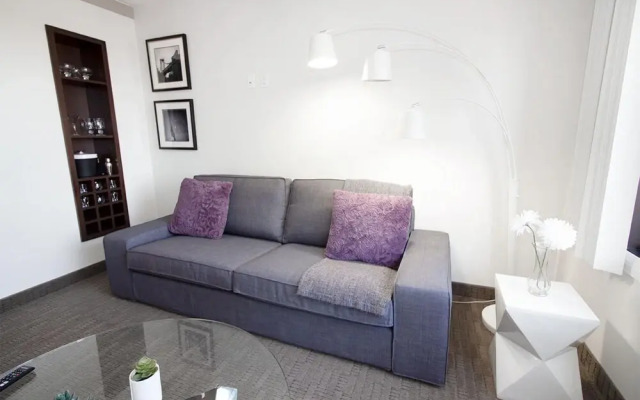 Modern Downtown One-bedroom Suite With Parking